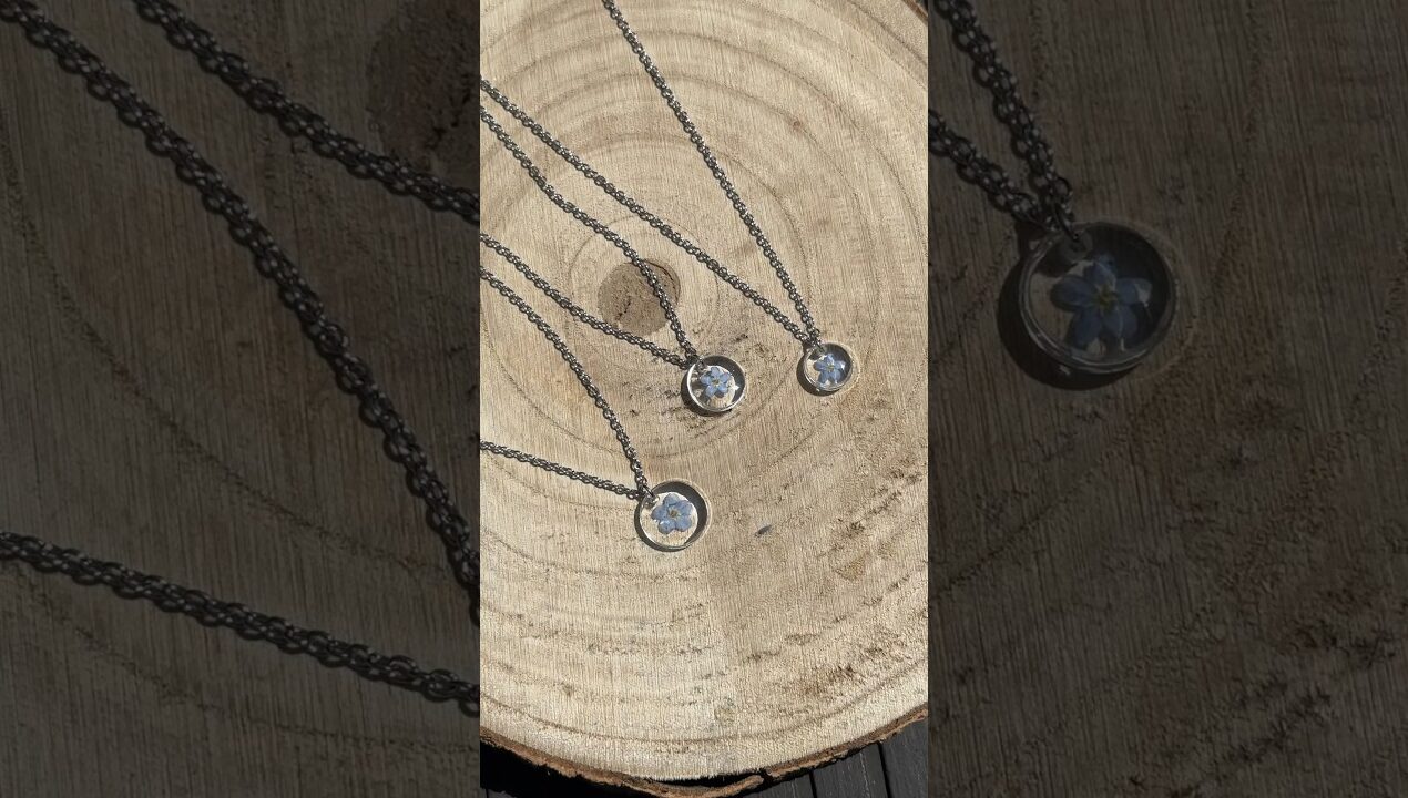 Wir verwandeln heute kleine Vergissmeinnicht in wunderschöne Ketten 🌸 #resin #schmuck #diy