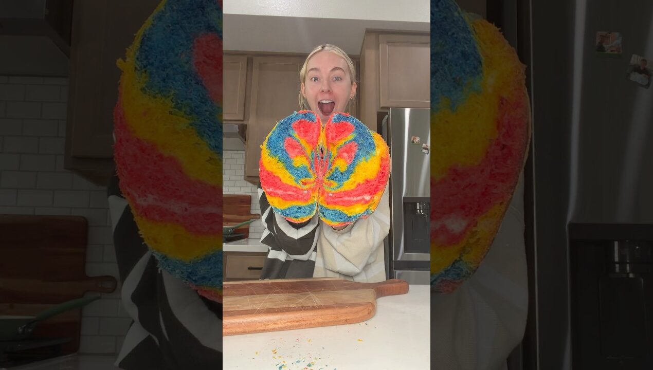ITS SO COOL !!! 🌈🥖🤪 #sourdough #diy #baking making a rainbow sourdough bread