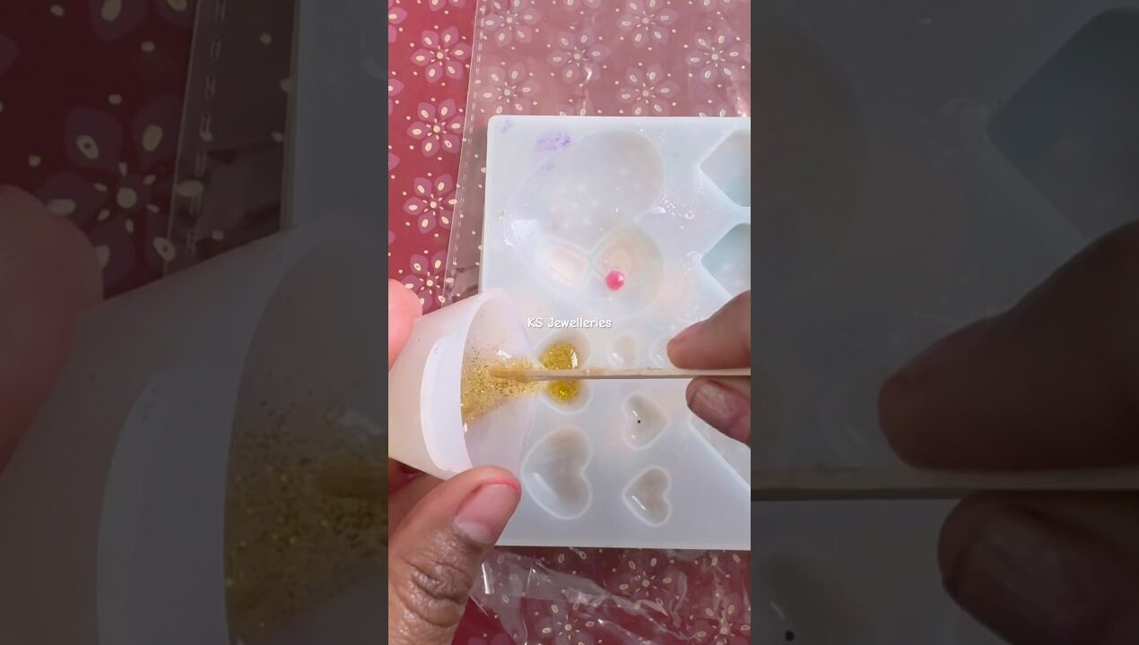 Custom Pendants : Perfect Gift Ideas With Resin Art! #artandcraft #resin #resinjewelry #diy