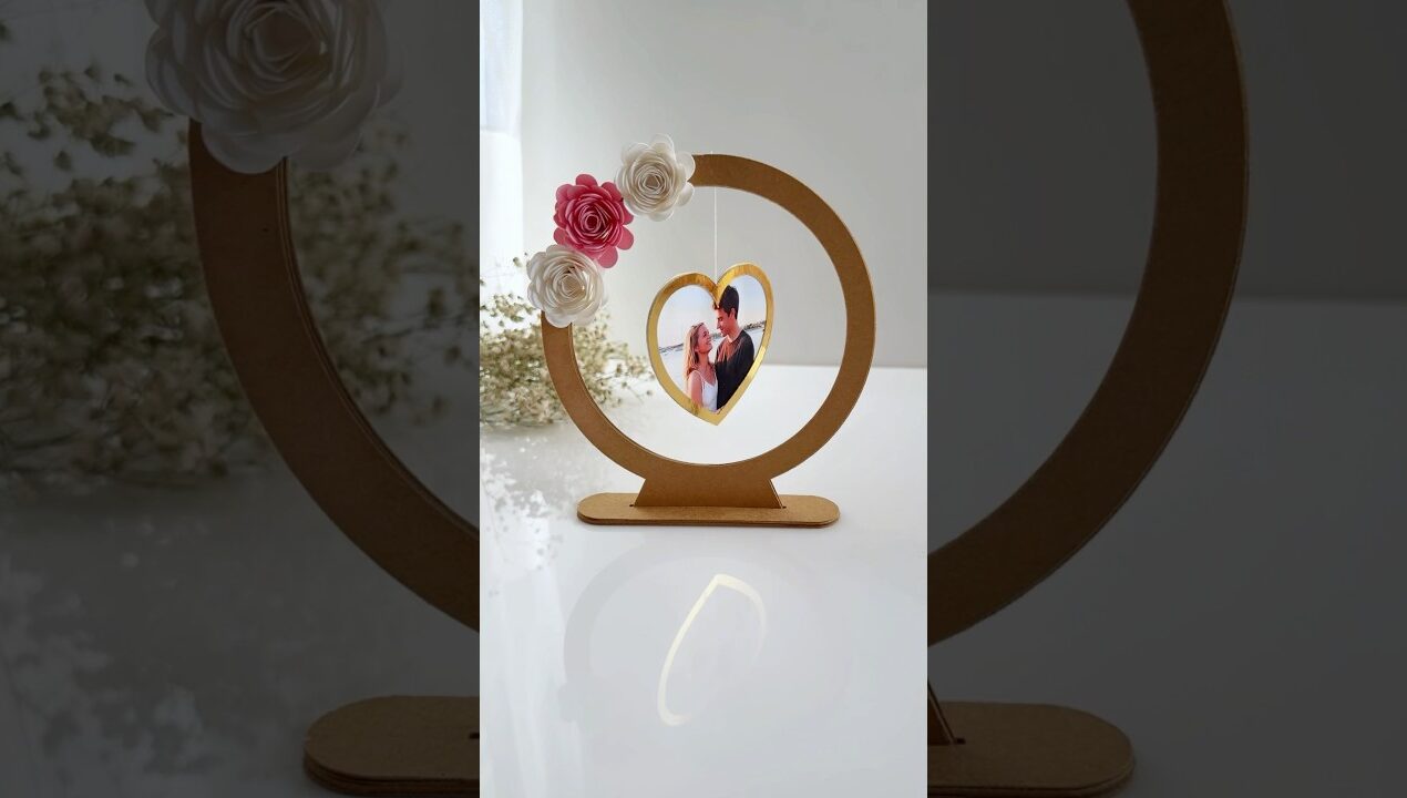 Level up your room aesthetic with this DIY Floating Photo Frame! #frame #homedecorideas #diycrafts