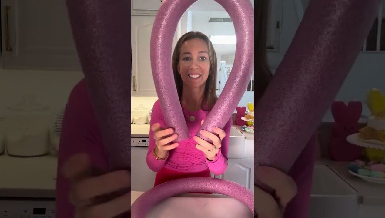 BUNNY POOL NOODLE WREATH obsessed with this DIY #diy #easter #home #spring