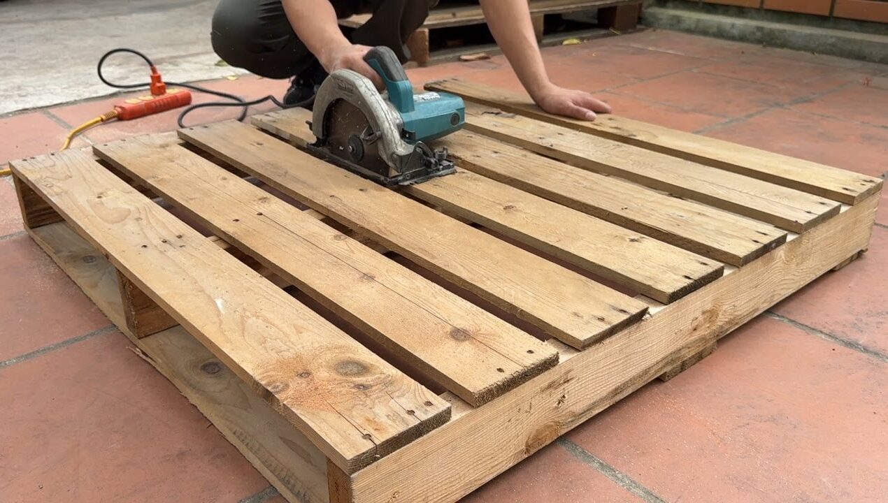 Amazing Pallet Wood Idea: Transforming Old Pallets into a COZY Swing Chair