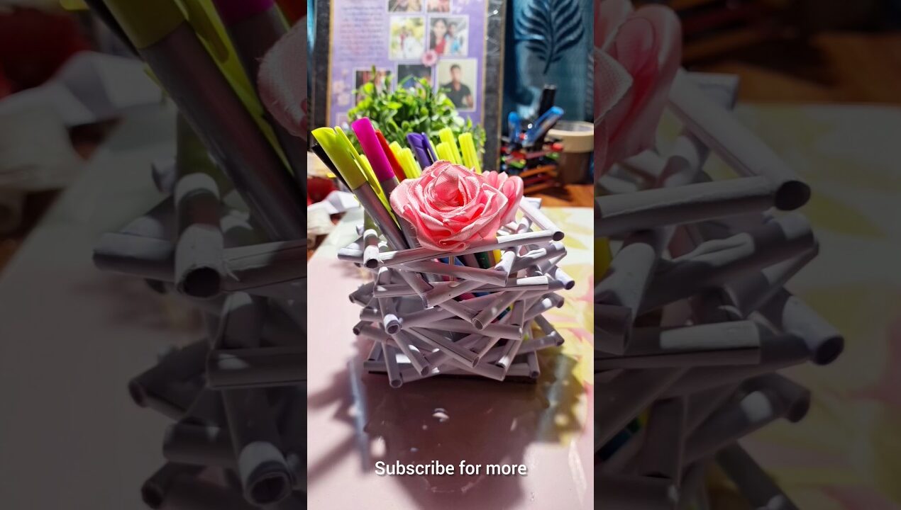 Waste Paper Vase Idea 😍 Easy DIY Pen Holder #diy #craft #penholder #vase #shorts