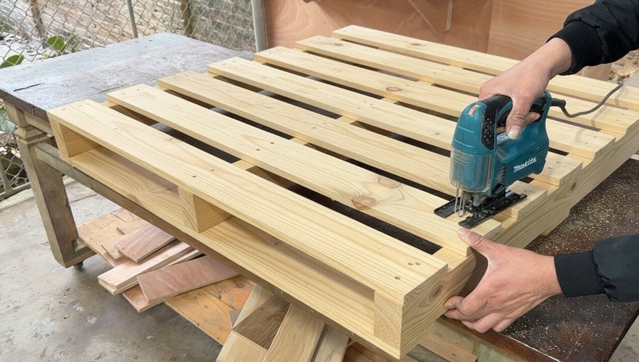 Don't Throw Away Old Pallets! Build This Genius Folding Table