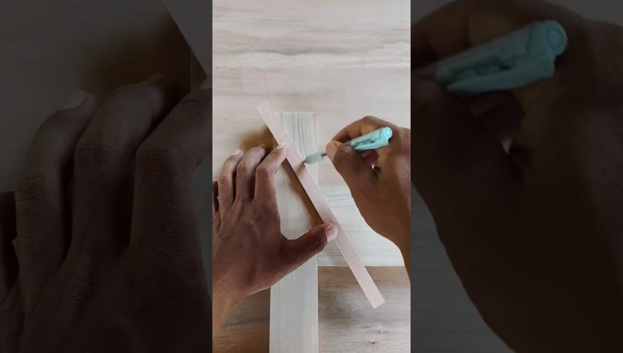 Kimse bunu öğretmiyor! 45 dereceyi ölçmeden kesmenin yolu #diy #ustalık #woodworking