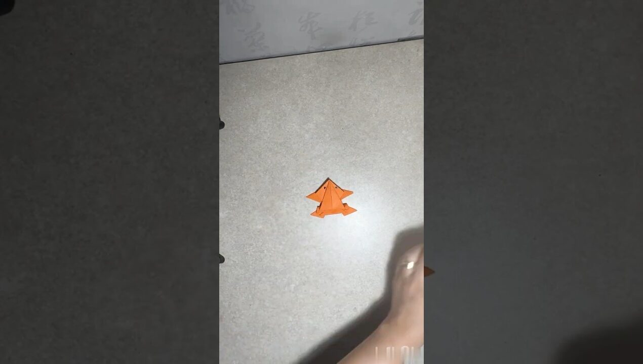 A paper frog #origami #homemadepapercraft #paperwallcraft #paper #craftideas #diy #adorablecrafts