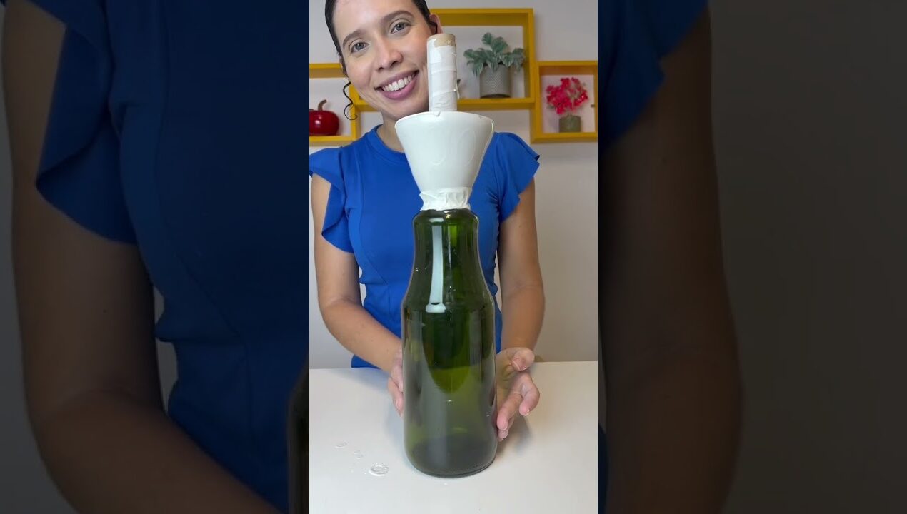 Transformando garrafa de vidro em decoração. #diy #artesanato