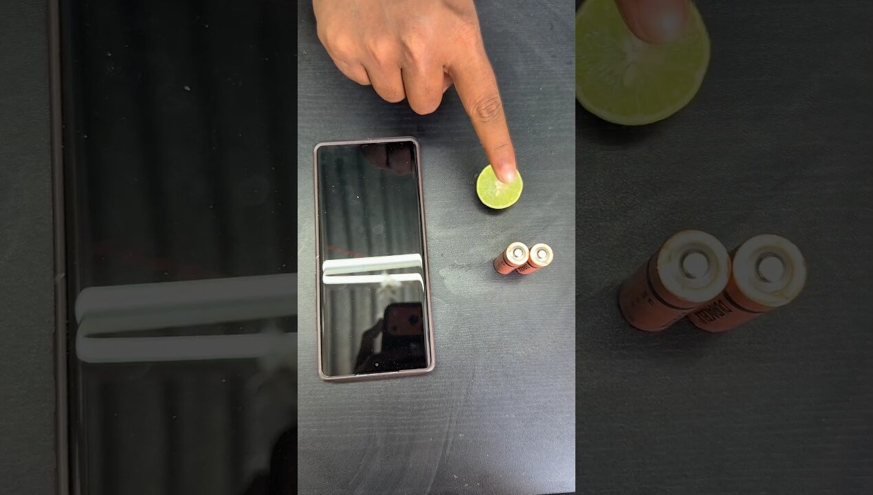 battery and Lemon experiment 😱 #fypシ #diy #lifehacks #experiment