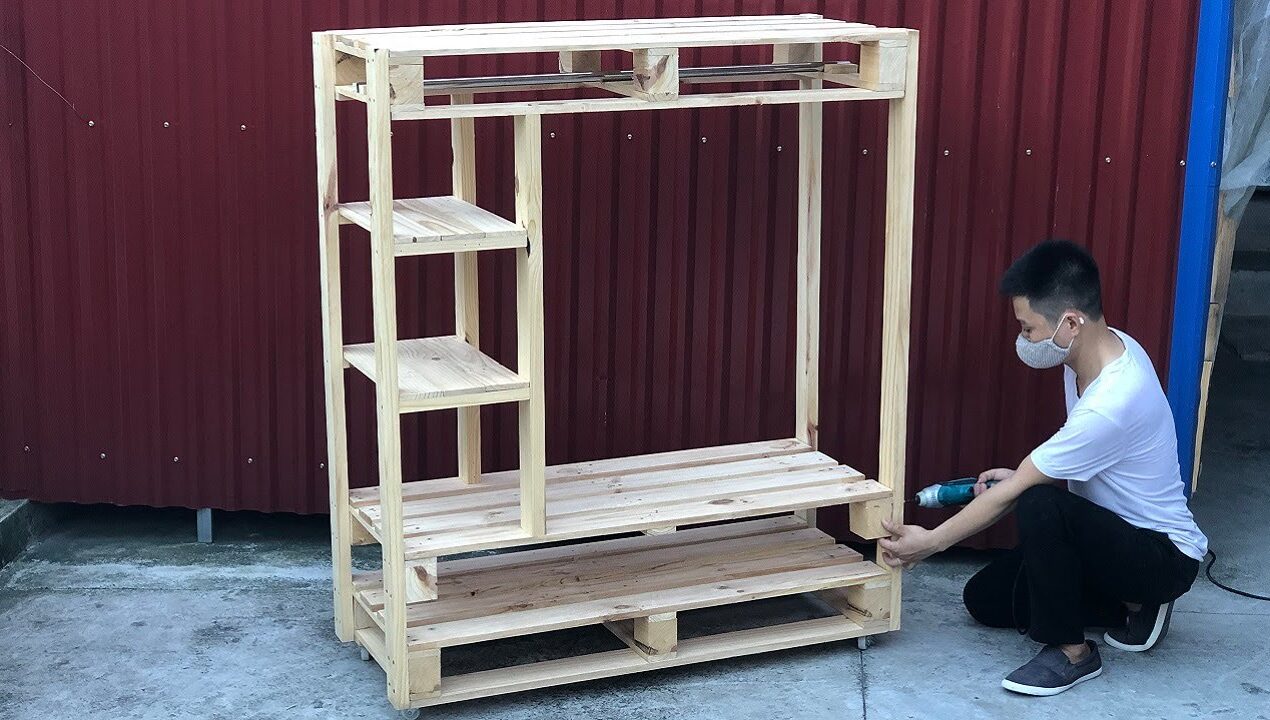 The Wooden Pallet idea is easy and Beautiful – Pallet Cloth Hanger