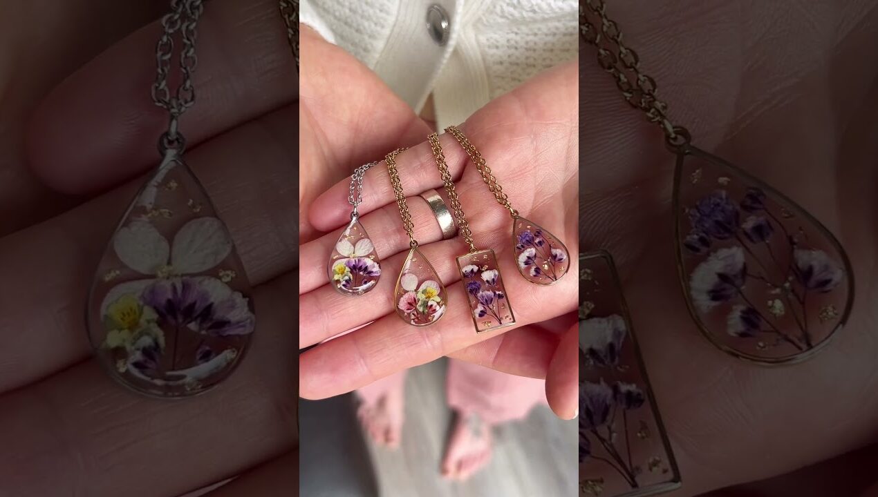 DIY Resin Flower Pendant Necklace Design Ideas #uvresin #crafts #handmadejewelry #driedflowers