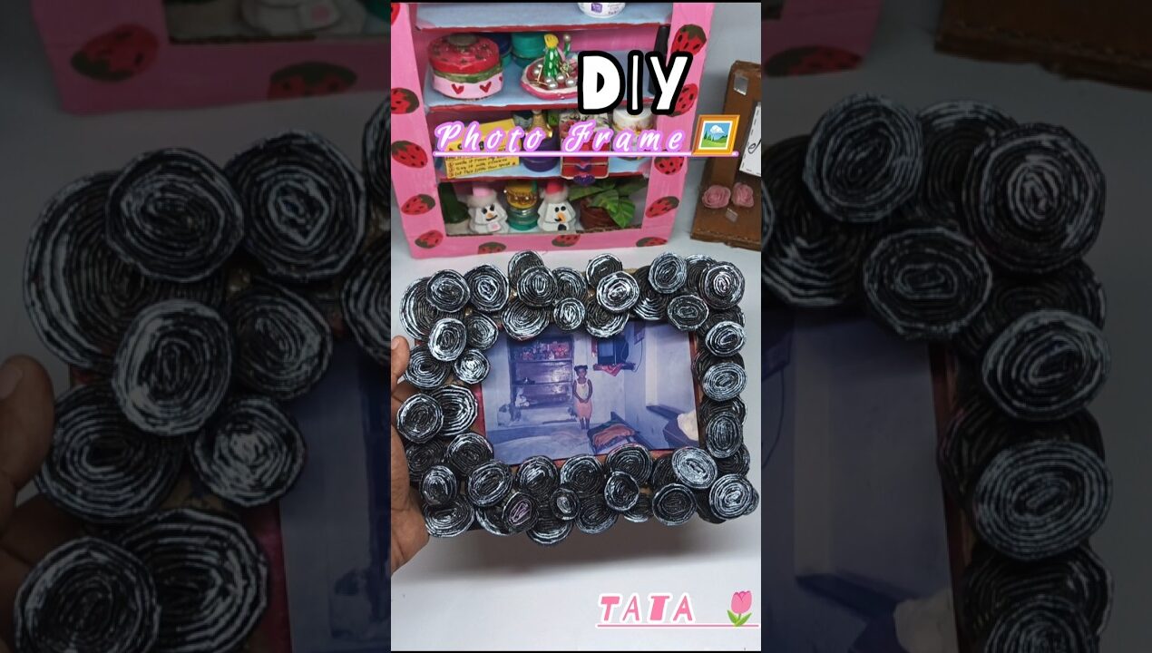Newspaper Se Banaya Photo Frame🖼️💗🗞️ #diy #diyideas #diyphotoframe #newspapercraft #viral #shorts