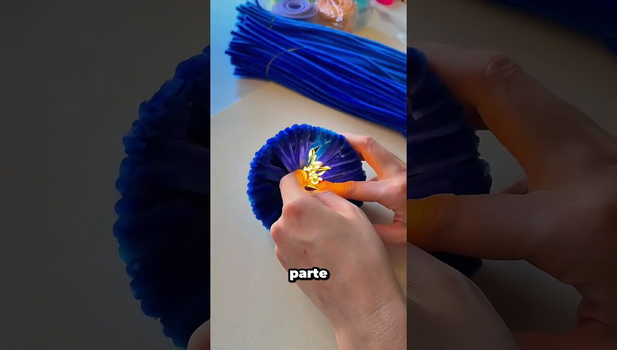 Un vaso de plástico se convierte en magia luminosa✨🪼 #DIY #shorts