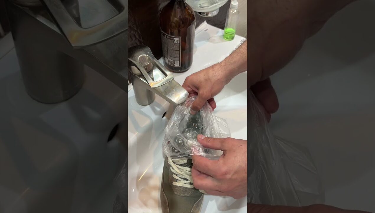 Гениальная идея растянуть кроссовки! #рецепты #nobleлайфхак #shorts