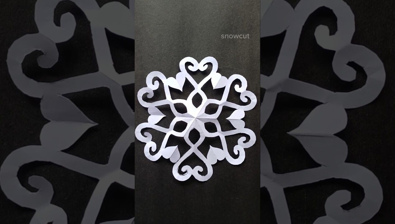 How to make paper snowflake✨❄️/ paper craft ideas✨ #shorts #snowflakes #papercrafts #drawing #diy