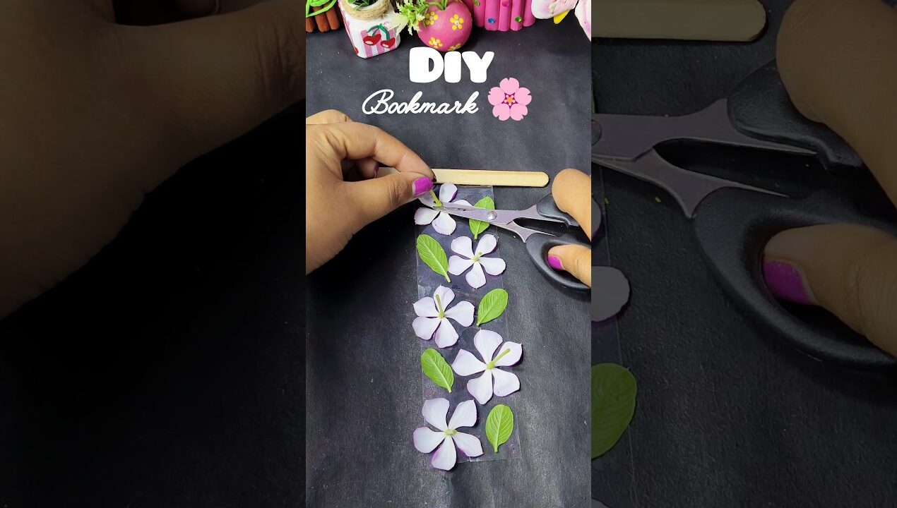 diy Bookmark 🔖🌸 #diy #craft #craftideas #handmade #artandcraft #diybookmark #bookmark #shorts