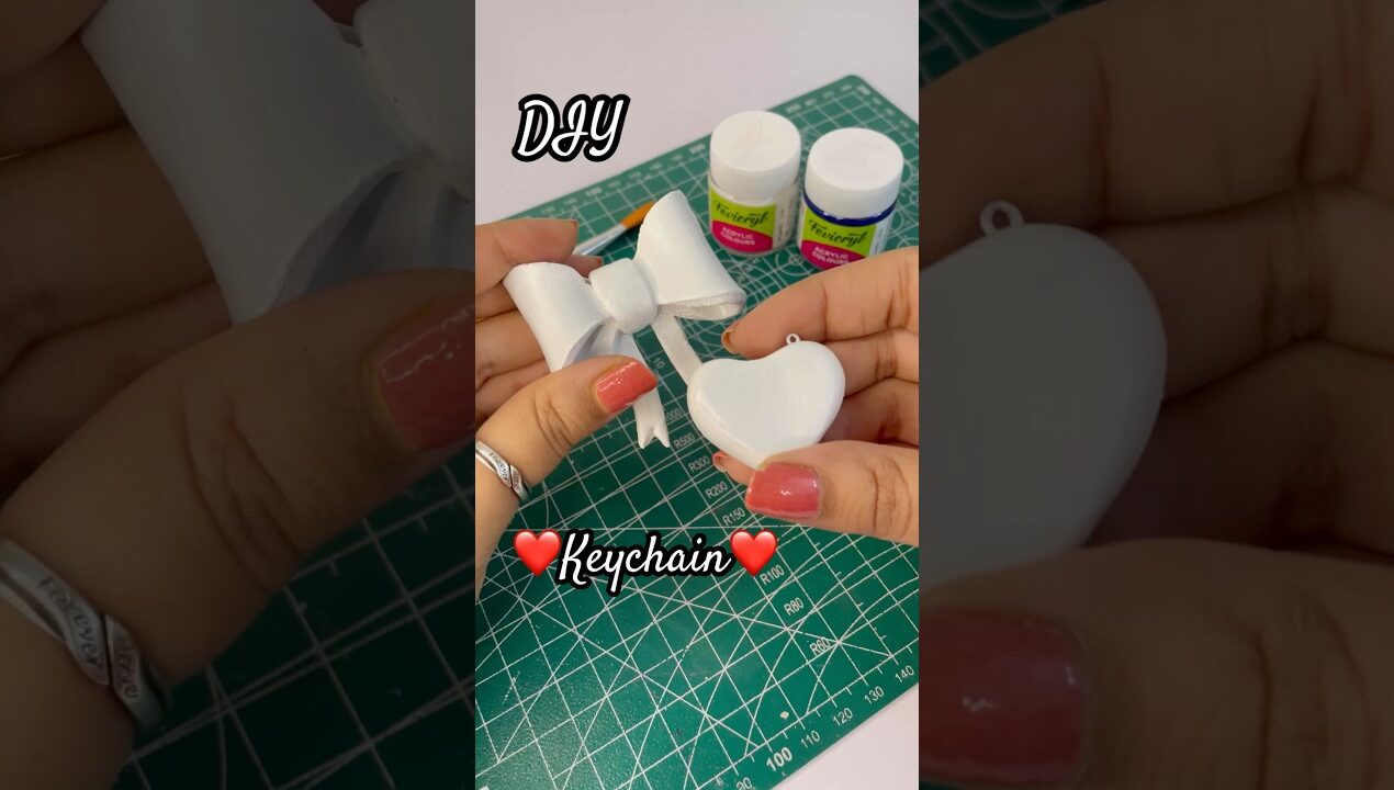 DIY keychain ❤️| #keychain #diy #claycraft #clayart #cute | Muskan Bhola |
