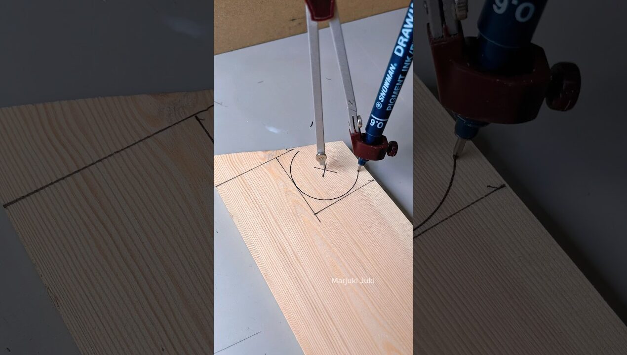 Brilliant way to measure the angle of wood #woodworking #tips #diy #ideas #carpentry