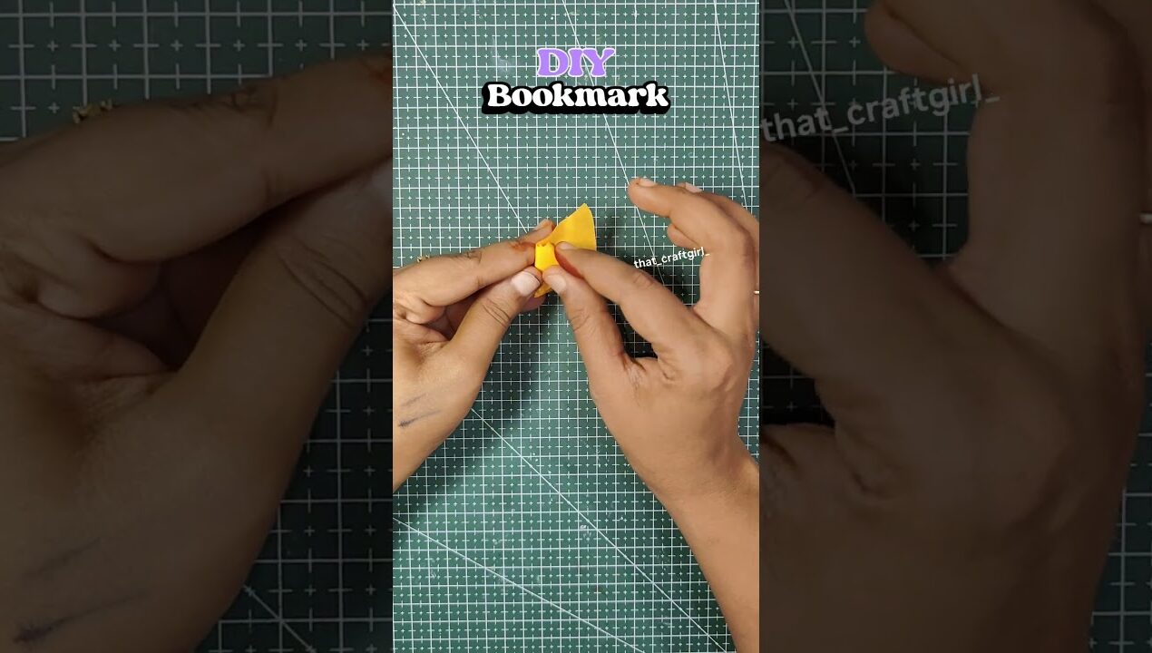 DIY Bookmark Idea super easy #artist #diy #craft #art #handmade #bookmarkdiy #paperbookmark