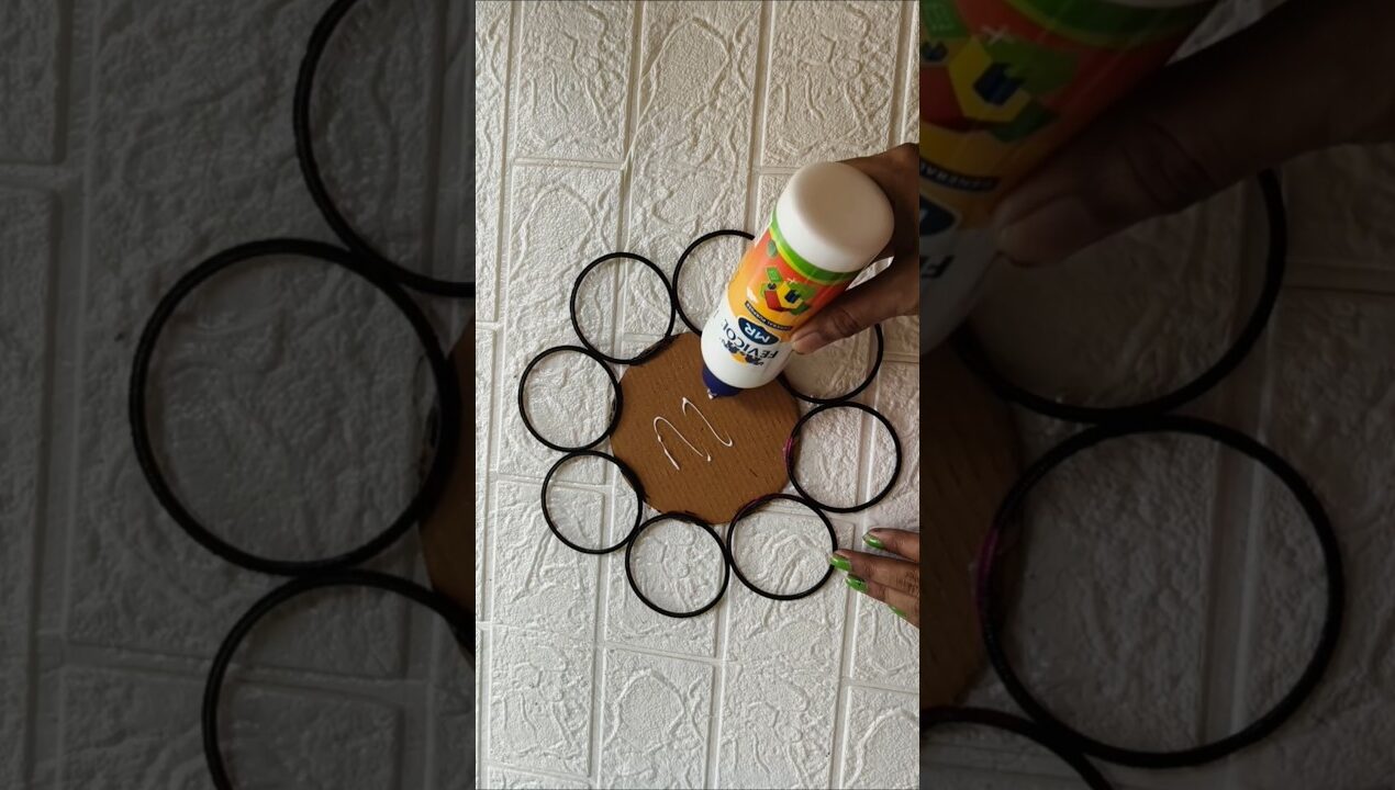 Easy Wall Hanging Craft Ideas//Reuse of old bangles #diy #craft #youtubeshorts #viral