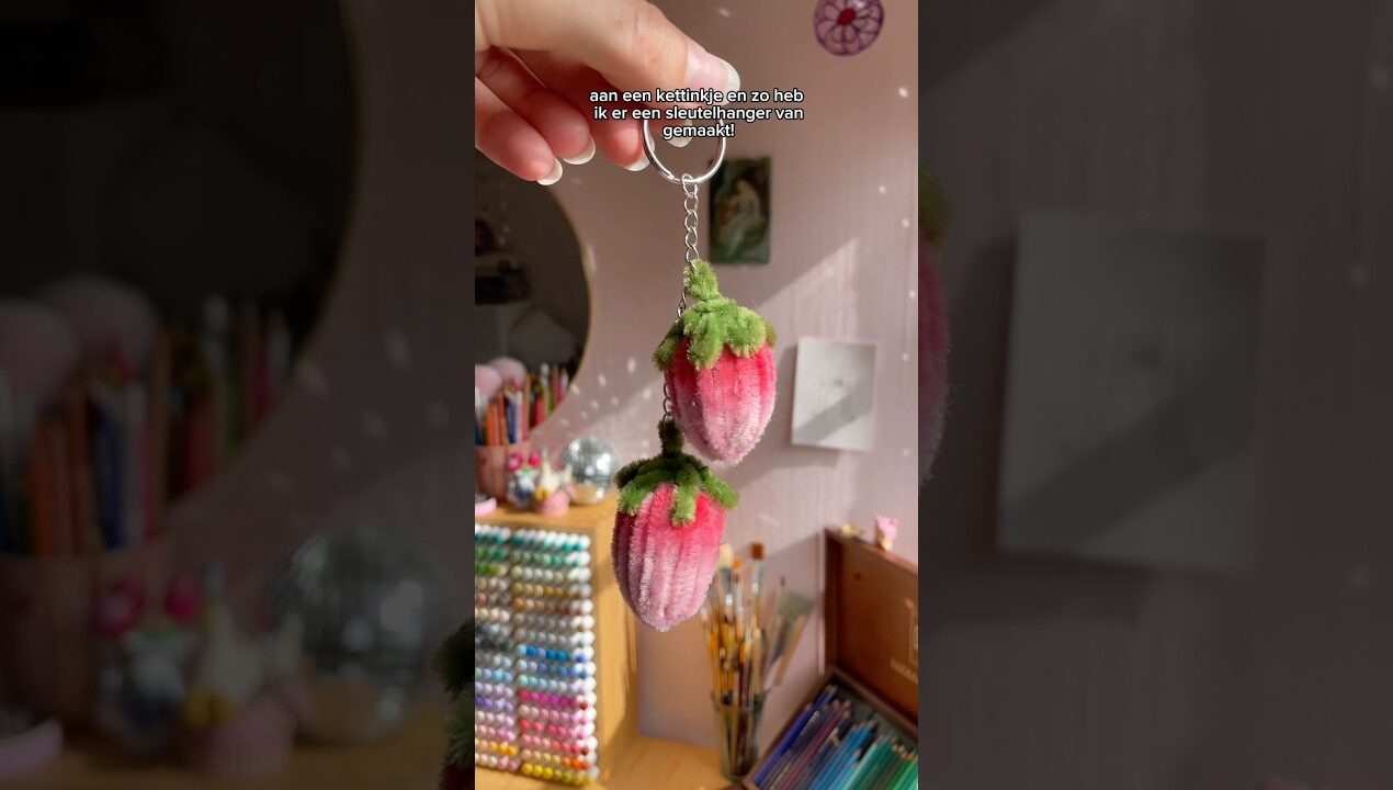 Hebben jullie nog leuke ideeën? 🥰🍓✏️🌸 #diy #sleutelhanger #maakmetmei #pijpenrager #pipecleaner