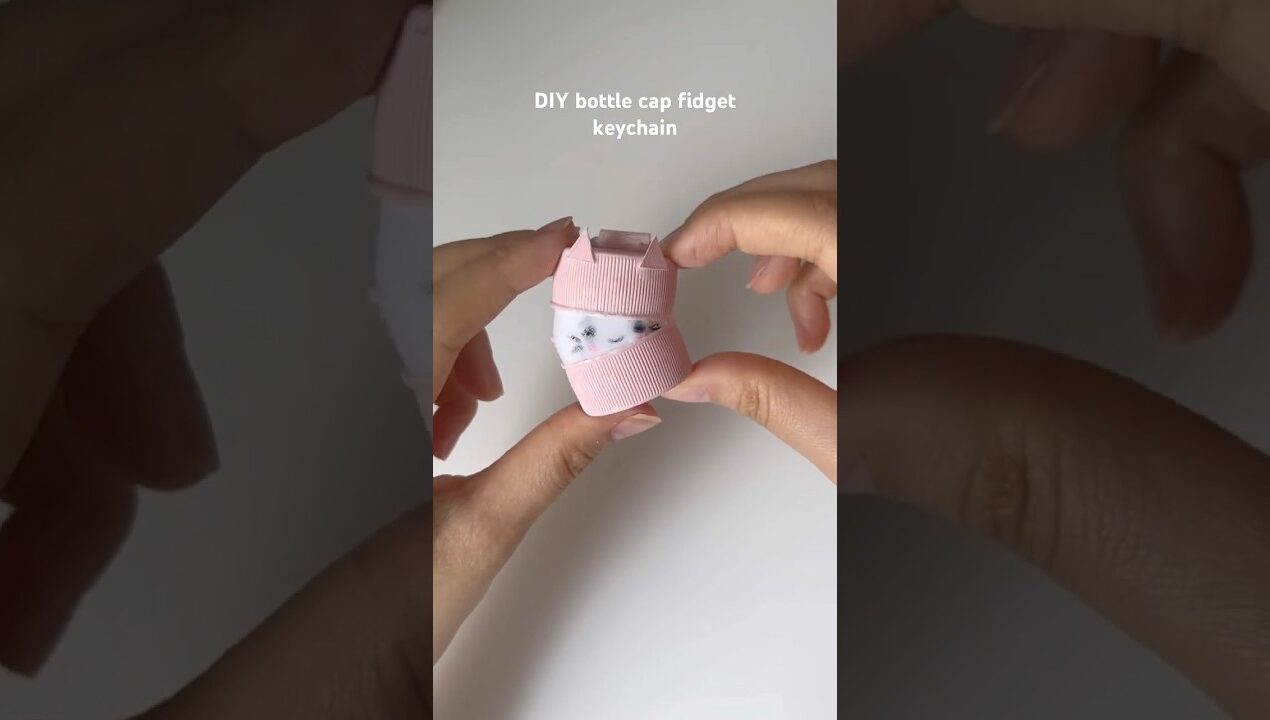 DIY bottle cap fidget keychain #fidget #craft #craftideas #diy #diyideas #diycrafts