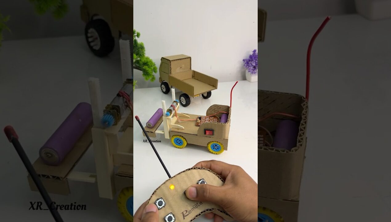 Forklift loads cargo into the Car #toys #DIY #ToyTruck #motor