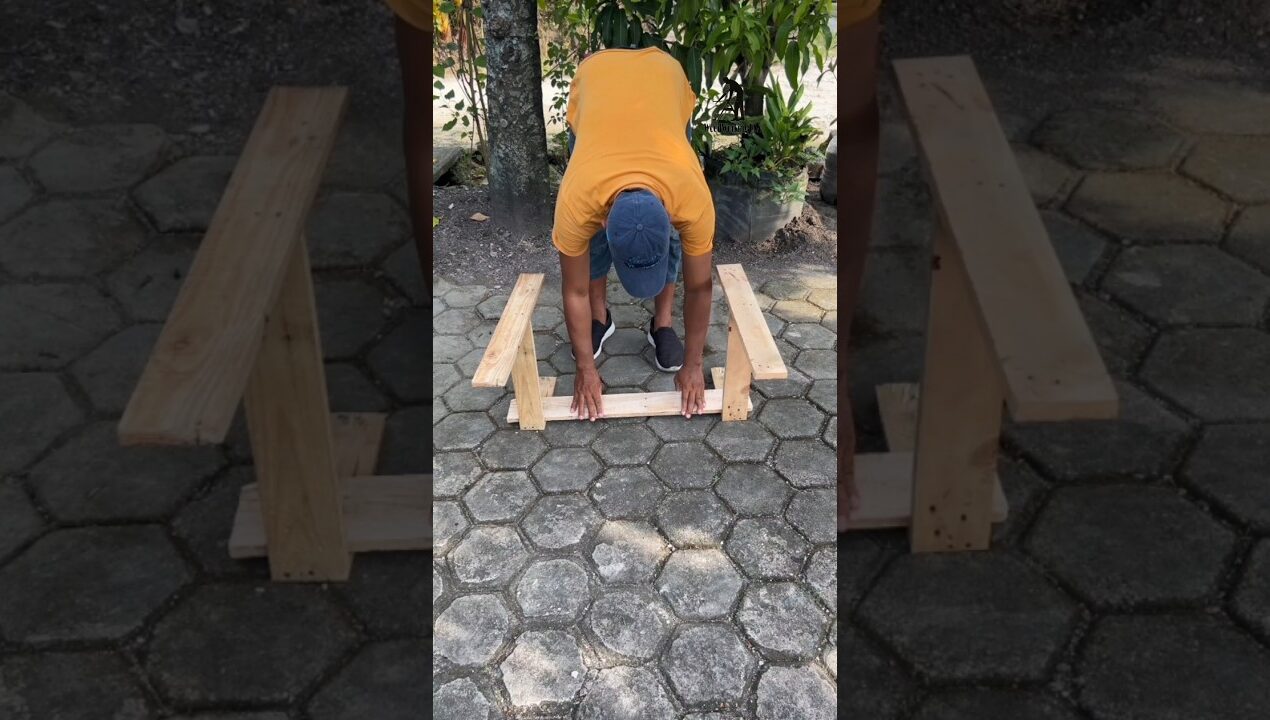 Sharing a simple bench idea made from pallet wood for your garden! #DIY #garden #woodworking #ideas