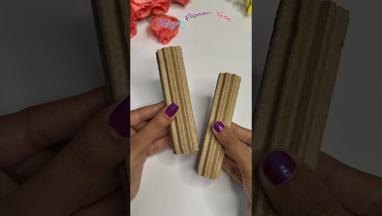 Beautiful Wall Hanging Flower Vase Idea #craftyhome #craft #wallhanging #flowervase #homemadedecor
